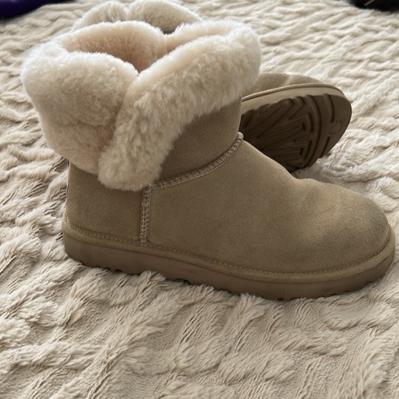 Women’s Uggs - Picture 2 of 6